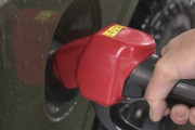 ガソリン小売価格が2年8か月ぶりの高値、1リットル当たり157.5円