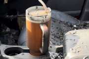 車が炎上するもタンブラーだけが無事だったことをSNSに投稿したところ、タンブラー会社が車を贈呈