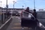 【動画】 イキった運転手さん、後続車のおじさんに・・ 衝撃動画