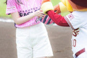 【乃木坂46】発光してるぞwwwwww 久保史緒里、始球式直前の『奇跡の一枚』がこちら！！！！！！