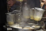 【動画あり】人気ラーメン屋さん、味見したスープを鍋に戻している事が判明・・・