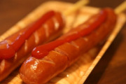 【悲報】屋台のフランクフルトが800円に　値上げの波が祭りにも