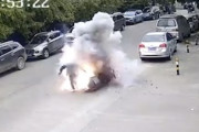 【中国】スクーターで運んでいた爆竹が爆発してしまうアクシデント。