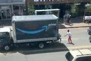 【動画】黒人さん、Amazonのトラックから直接荷物を受け取ってしまう。
