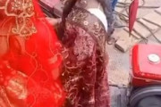【動画】女性の長い服がエンジンに巻き込まれてしまう事故。