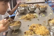 【動画】中国の学校給食の食べ方、一ミリも理解できない(@_@;)