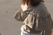 【画像】 NHKニュースの中継にめちゃめちゃ大きい女子が映り込む 「なんちゅう服装やねん・・」 衝撃画像