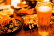 厚労省｢純アルコール､1日あたりビールロング缶1本以上で大腸がんリスク｣