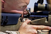 スナイパーが武装した敵を撃つ時、どこを狙うかでスナイパーの素質がわかる