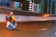 【動画】ウーバーイーツ配達員が原付きバイクで高速道路を爆走ｗｗｗｗ