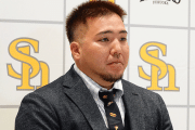 鷹・山川穂高が契約更改、年俸は「上がりました」　2冠で1.5億増…背番号は5に変更