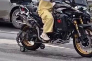 【動画】このバイクの補助輪のギミックなんかカッケーなｗ