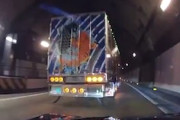 良く止まれたな。阪神高速でトラックに突っ込みかけた８６乗りの動画が(((ﾟДﾟ)))