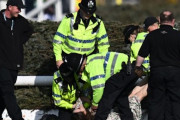 【悲報】イギリスの動物愛護団体、競馬を中止させようとデモや競馬場乱入を起こし118人逮捕