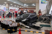 【画像】おじいちゃんのダイナミック入店がヤバすぎる…北海道のスーパー屋上の駐車場から乗用車が階段をつたって店内に突入し地獄絵図にｗｗｗｗｗｗｗｗｗｗｗｗ
