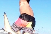 7歳の男の子がサーフィン中にサメに激突される！？それに対して男の子の反応は意外なものでした