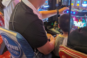 中国人さん、堂々と子ども同伴でパチスロを打ってしまう