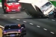 【動画ニュース】高速道路で車が次々衝突、横転しながら高架から転落も...三角表示板の代わりに置かれた“ジャッキ”が原因　中国