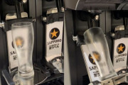 外国人「日本のビールマシンは傾ける機能まであって完璧だ！」