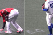 カープ鈴木誠也、中日岡林勇希の背番号60をロジンで地面に書く！兄・岡林飛翔は元チームメイト