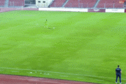 ◆Gif小ネタ◆U23亜細亜杯予選、鈴木彩艶が自陣PAすぐ外からシュート狙ってて?
