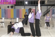 これ良いのか！！？？四つん這いの筒井あやめの上に井上和が乗る衝撃の光景wwwwww【乃木坂4.6時間TV】