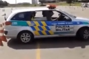 ほぼ前後の隙間が無い状態で車を車庫出しする、ブラジル警察のトレーニングが凄い！海外の反応