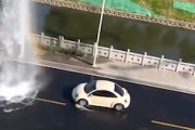 【動画】水道管破裂で道路が噴水してたらコレやりたくなるよねえ（笑）