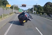 【福岡】これは見事な横転事故の瞬間。九州縦貫道で追い越し車線の軽自動車が(@_@;)