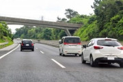 高速道路で右側車線にいると車間詰めてくる奴ｗｗｗｗｗｗ