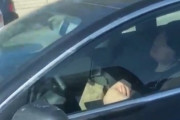 テスラの車に乗った運転手が自動走行に任せたまま爆睡してる動画が話題に