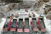 中国四川省　世界で最も高いダム 堤体のコンクリート打設工事開始 ［6/24］