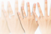 【結婚指輪】指が短い人はどう選んだらいい？