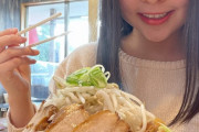 【画像】女の子、二郎系ラーメンに挑戦してしまう