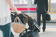 駅員が女性に代わって、ベビーカーを運ぶ → 乗っていた乳児が階段から転落し、頭を骨折する大惨事に…