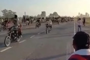 【動画】バイクの超集団走行で先頭付近が転倒したらこうなる（ノ∇`）