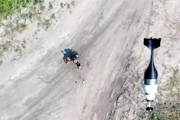 【動画】転倒したロシアのバイク部隊に正確に爆弾を投下するドローン。