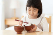 ＜箸の持ち方＞義姉がわが子に箸の持ち方を指摘！正しく持てるよう練習させた方がいいですか？