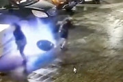 【中国】子どもたちのマンホール爆竹遊びで駐車中の車が大損害。