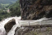 【動画】増水した滝の水が怒涛のように断崖絶壁の道路を流れる動画が恐ろしい