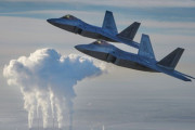 米空軍F-22ステルス戦闘機がポーランド上空で迎撃訓練を実施…ロシアをけん制する狙い！