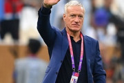 仏代表デシャン監督、W杯決勝で前半2枚替えの積極采配！ジルーを交代した理由は「満足してなかったから」