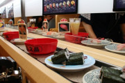 【悲報】回転寿司の外国人客「食べ終わった皿とゴミもレーンで持ってってもらおう」 →大炎上・・・