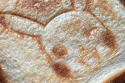 【海外の反応】こぼ・かなえる、ラオーラ・パンテーラの「地下室」でピカチュウの朝食トーストをもらう