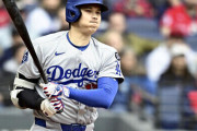 ４試合ぶりノーヒットの大谷翔平、空振り後に左肩を何度も回して気にするしぐさも