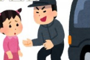 小１娘の習い事を本格的に始めようと転部までしたのに、新しく赴任したコーチが娘に過剰にベタベタ。頭を撫でるくらいならいいけど頬を撫でるはおかしいでしょ…