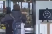 海外で「笑顔でないと店内に入れません」顔認証システムを導入した結果←ネット民イライラでワロタ　海外の反応