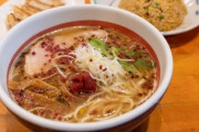 【悲報】女さん、ラーメン屋で男に話し掛けられただけで席移動してしまう