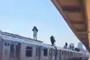 【動画】アメリカの陽キャ、地下鉄に飛び乗る遊びが流行する