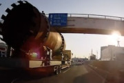 大物輸送の事故。宮城で大きな何かが歩道橋に引っかかってしまう。
